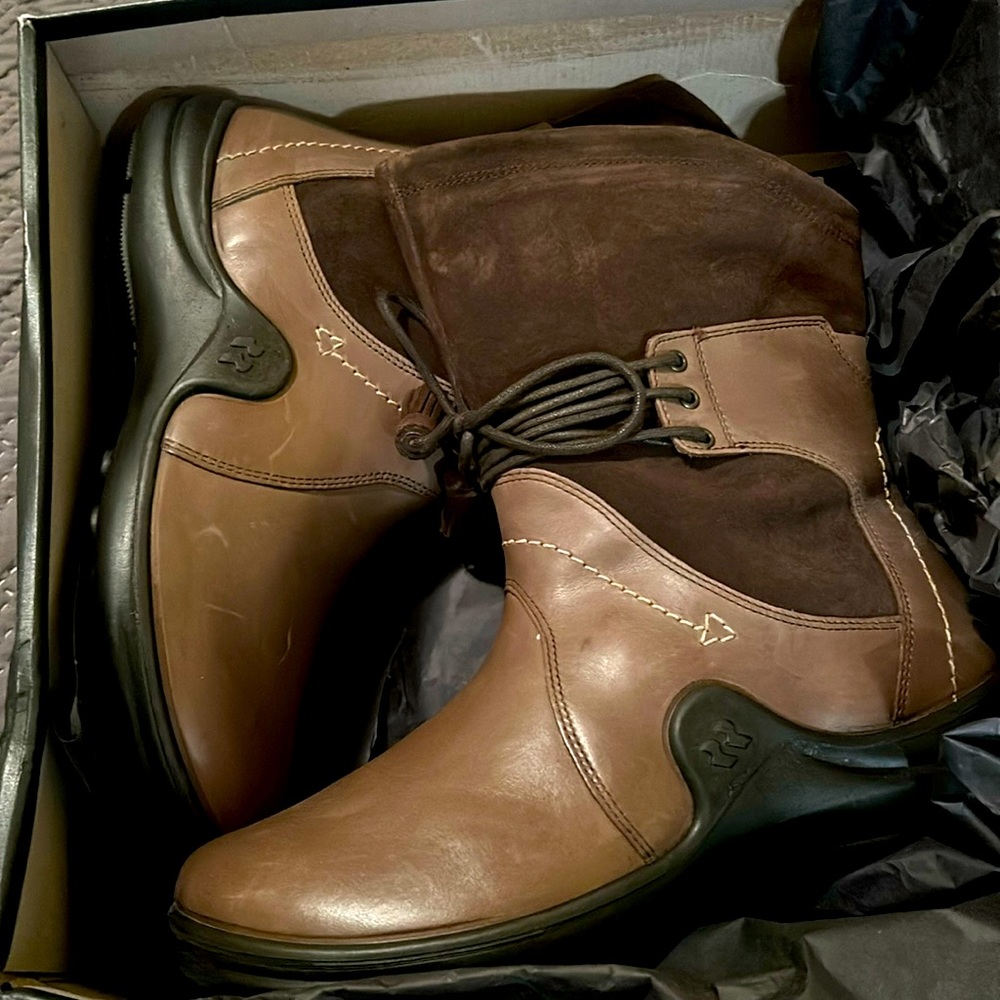 Maddy 06 is a mid-calf boot from Romika. Mix of leather and suede - Never Worn